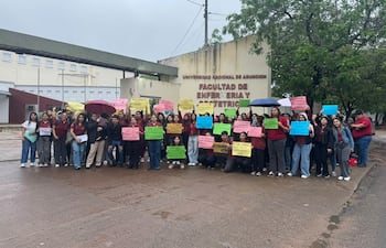 Estudiantes y docentes de la Facultad de Enfermería y Obstetricia de la UNA se manifiestan frente a la sede institucional.