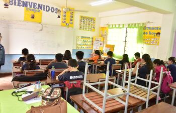 Las instituciones educativas privadas y subvencionadas que nieguen los exámenes a los alumnos por mora de cuotas u otros aranceles se exponen a sumario o sanciones pecuniarias.