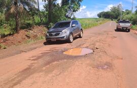 Enormes baches obligan a conductores a realizar maniobras bruscas para evitar daños en sus rodados.