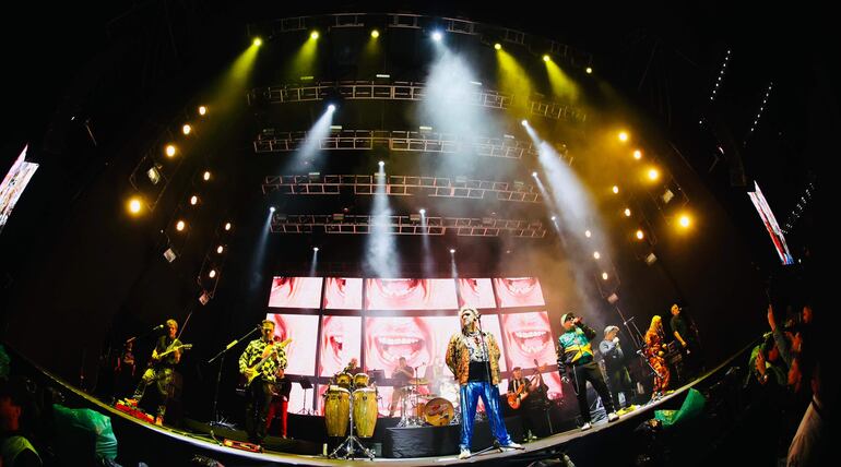 Los Auténticos Decadentes a pleno en el escenario del Puerto de Asunción. La banda ofreció un animado show recorriendo todos sus éxitos.