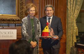 El director de orquesta venezolano Gustavo Dudamel posa junto a la Reina Sofía luego de recibir un reconocimiento por la excelencia, durante la celebración al 70 aniversario del museo Queen Sofía Spanish Institute de New York.