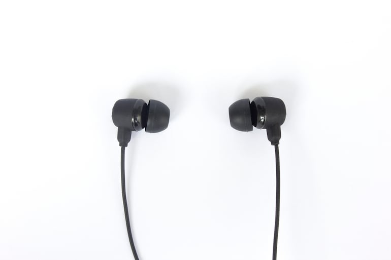Auriculares con cable.