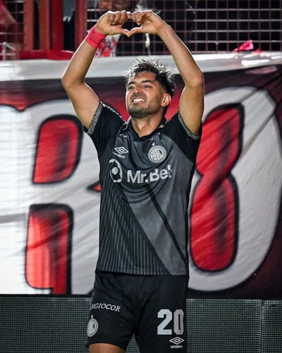 El lateral Sebastián Prieto de Argentinos Juniors celebra el tanto que terminó haciendo la diferencia en el duelo ante Independiente Rivadavia de Mendoza.