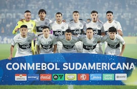 Jugadores de Olimpia forman este miércoles, en un partido de la fase de grupos de la Copa Sudamericana entre Olimpia y Audax Italiano en el estadio ueno Defensores del Chaco en Asunción (Paraguay).