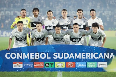 Jugadores de Olimpia forman este miércoles, en un partido de la fase de grupos de la Copa Sudamericana entre Olimpia y Audax Italiano en el estadio ueno Defensores del Chaco en Asunción (Paraguay).