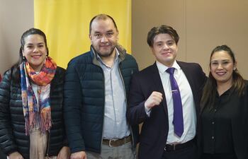 La diputada Johanna Ortega, el presidente del partido, Édgar Segovia, el concejal de San Lorenzo, Nicolás Verón y la presidenta departamental de Central del PPS, Amelia Pereira.