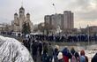 Miles de rusos se han congregado frente a la iglesia moscovita donde hoy tendrá lugar la despedida del líder opositor Alexéi Navalni, fallecido hace dos semanas en una prisión ártica en circunstancias no esclarecidas.