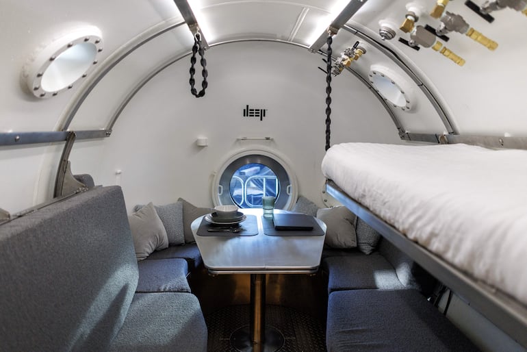 Una vista interior del dormitorio del hábitat humano submarino piloto de Vanguard DEEP, exhibida en un almacén en Miami, Florida, EE. UU., el 29 de octubre de 2025.