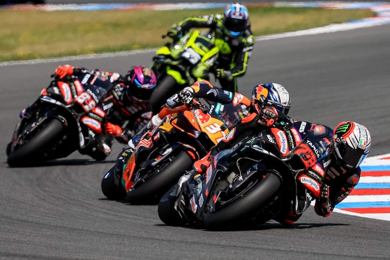Marco Bezzecchi (#72), con su Aprilia, durante la carrera sprint de hoy.