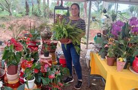 Doña Mariana ofrece en su stand lo esencial para adornar el jardín.