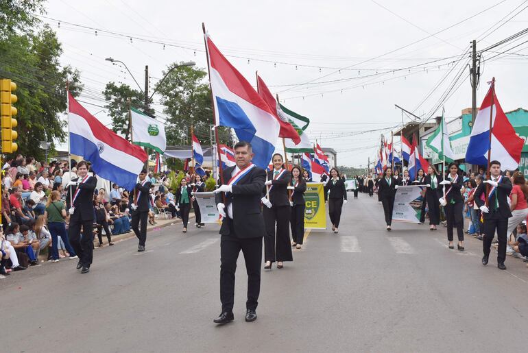Miles de personas concurrieron para observar el paso de las diversas comunidades educativas.