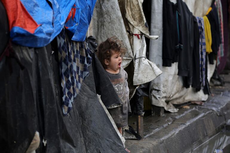 Un niño en una tienda, este martes en un campamento para desplazados en Rafah, en el sur de la Franja de Gaza.