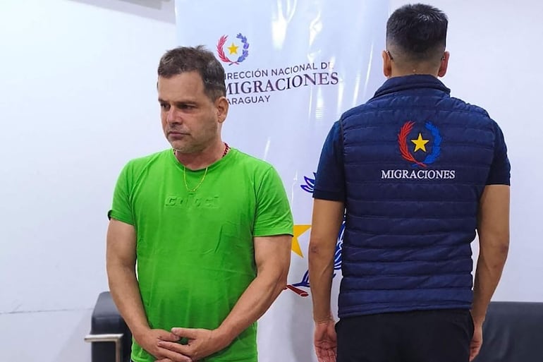 Esta fotografía, difundida por la Dirección Nacional de Migración de Paraguay, muestra al exdirector general de la Policía Federal de Carreteras de Brasil, Silvinei Vasques (izq.), tras ser detenido y arrestado en el Aeropuerto Internacional Silvio Pettirossi de Asunción el 26 de diciembre de 2025. Silvinei Vasques, exdirector de la Policía Federal de Carreteras de Brasil (PRF), condenado por el intento de golpe de Estado por el que el expresidente Jair Bolsonaro cumple una condena de 27 años de prisión, fue capturado en Paraguay la madrugada del 26 de diciembre de 2025, según confirmó a AFP una fuente de la Policía Federal.