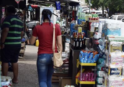 La comercialización de productos de contrabando  prácticamente se realiza libremente y sin control en distintos puntos del país.