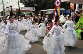El desfile de galoperas atrajo a una multitud a la ciudad de Guarambaré.