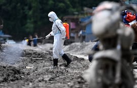 Trabajadores realizan tareas de desinfección en Nuwakot, Nepal, en una zona arrasada por la riada.