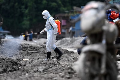 Trabajadores realizan tareas de desinfección en Nuwakot, Nepal, en una zona arrasada por la riada.