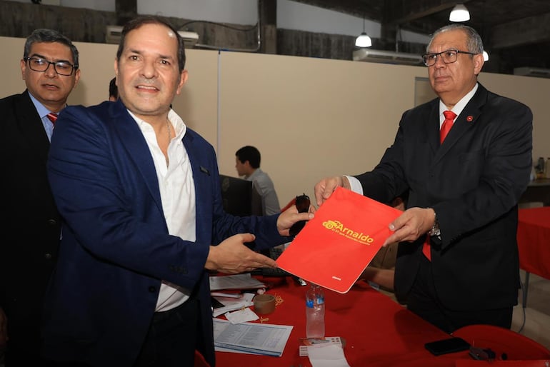 Arnaldo Samaniego inscribe su candidatura.