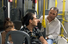 Imagen ilustrativa: el Viceministro de Transporte, Emiliano Fernández (camisa blanca), durante un recorrido del servicio nocturno de transporte.