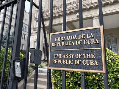 Vista de un vallado en la entrada a sede de la Embajada de Cuba en EE.UU, en Washington, D.C (EE.UU).  El Gobierno de Cuba llamó este lunes a Estados Unidos a la "acción" tras denunciar el lanzamiento de dos cócteles molotov contra su embajada en Washington.