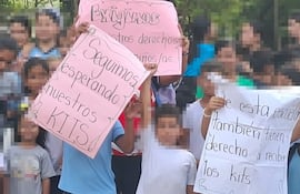 Comunidad educativa de la Escuela Maestra Sarah Escobar de Barrios, compañía Paso Puente de Ypacaraí se manifestió exigiendo útiles.