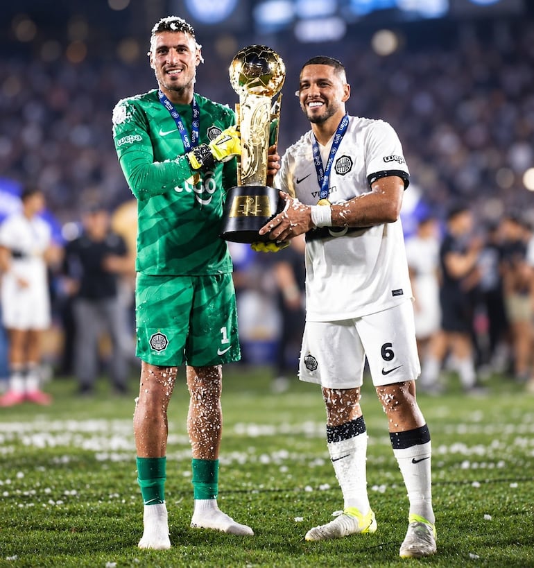 Gastón Hernán Olveira (izquierda, 33 años) y Richard Ortiz Bustos (36), principales referentes de Olimpia que se disponen a retornar al equipo para el enfrentamiento dominical contra Rubio Ñu, en Santísima Trinidad.