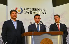 Javier Giménez, Rubén Ramírez y Gustavo Villate al anunciar suspensión de negociaciones con el Brasil.