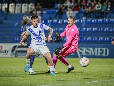 Juan José Giménez (i), futbolista de Sportivo Ameliano, disputa el balón en el partido frente a Sportivo Trinidense por la fecha 16 del torneo Clausura 2024 del fútbol paraguayo en el estadio Luis Alfonso Giagni, en Villa Elisa, Paraguay.