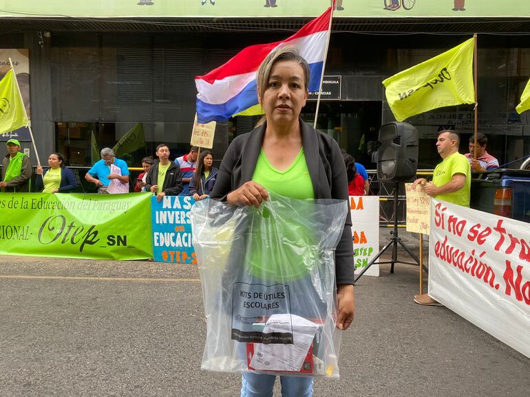 La profesora Juana Larrea con un kit escolar.