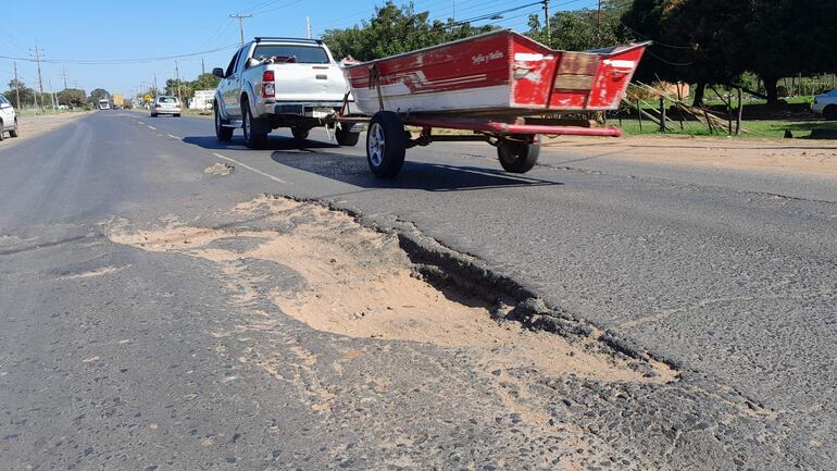 Grandes pozos "adornan" la ruta Villeta-Guarambaré.