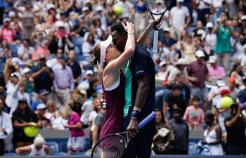 El beso entre Gaël Monfils y Elina Svitolina, pareja en la vida real, por el paso a las semifinales del US Open.