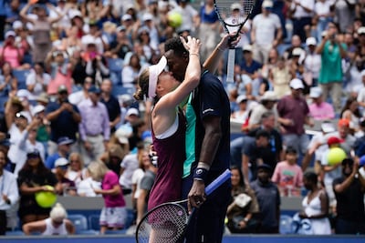 El beso entre Gaël Monfils y Elina Svitolina, pareja en la vida real, por el paso a las semifinales del US Open.