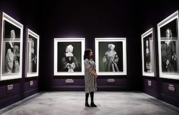 La exposición presenta representaciones de seis mujeres que se casaron con Enrique VIII: Catalina de Aragón, Ana Bolena, Jane Seymour, Ana de Cleves, Katherine Howard y Katherine Parr, a lo largo de la historia y la cultura popular.