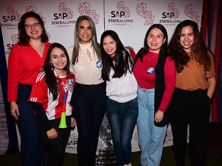 Maite Ouchar, Fátima Morínigo, Liz Montiel, Rita Irala, Teresita Regis y Vera Torres.