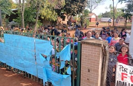 Alumnos y padres de familia mantienen cerrada la escuela y Colegio San Agustín de Coronel Oviedo.