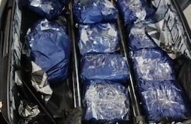 La cocaína hallada en el doble fondo de la maleta del paraguayo.