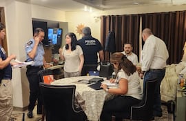 Con caminas blanca, la detenida Dalia López.