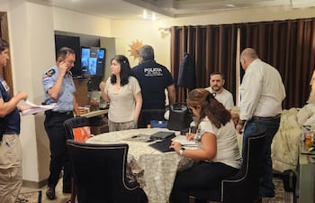 Con caminas blanca, la detenida Dalia López.