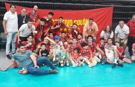 Jugadores, cuerpo técnico y aficionados al Deportivo Colón, campeón Absoluto 2023. Ganó el Apertura y, el viernes, el Clausura.