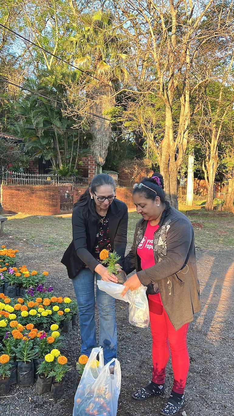 Las flores de estación atraen a los visitantes, que aprovechan la feria para llevar un detalle especial.