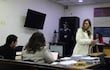 La exsenadora Kattya González observa a Hernán Rivas antes de comenzar con su declaración en el juicio contra el exsenador colorado.