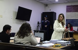 La exsenadora Kattya González(De pie) también declaró en el juicio al exsenador colorado cartista Hernán David Rivas Román.