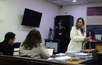 La exsenadora Kattya González(De pie) también declaró en el juicio al exsenador colorado cartista Hernán David Rivas Román.