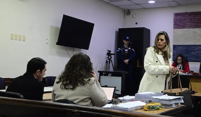 La exsenadora Kattya González observa a Hernán Rivas antes de comenzar con su declaración en el juicio contra el exsenador colorado.