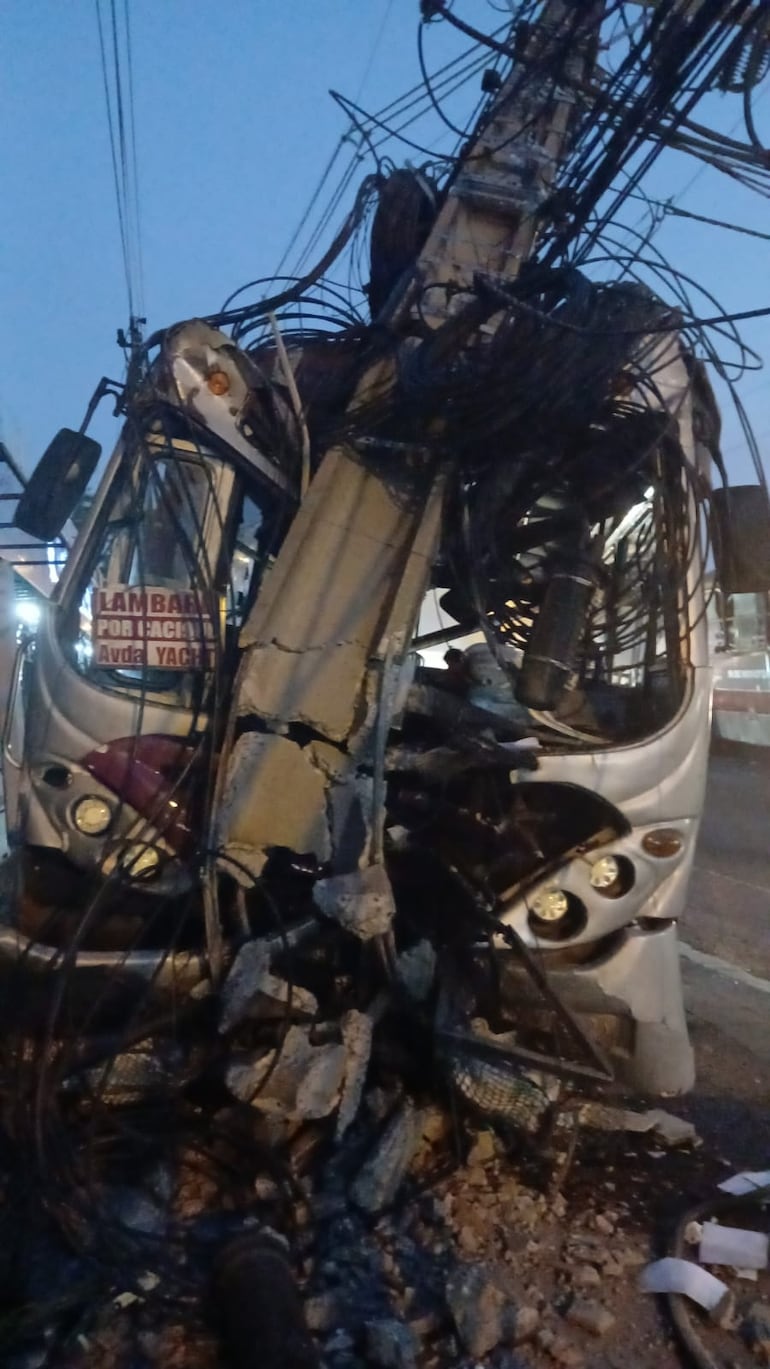 Ómnibus de la Línea 54 chocó contra columna de la ANDE y dejó tres heridos