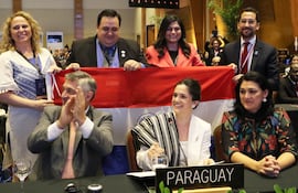 Autoridades nacionales presentes en la reunión de la Unesco, entre ellos el titular del MEC, Luis Ramírez (saco gris), y la ministra de Cultura, Adriana Ortiz (saco blanco).