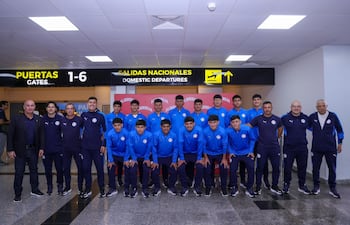 La comitiva de la selección paraguaya Sub 15 antes de emprender el vuelo rumbo Azerbaiyán para disputar la edición inaugural de la Copa Mundial y Festival Sub 15 de la FIFA 2026.