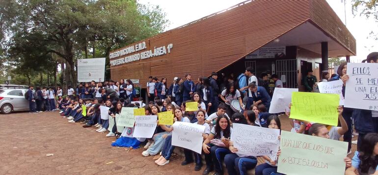 La sentata de estudiantes del Colegio Área 1.