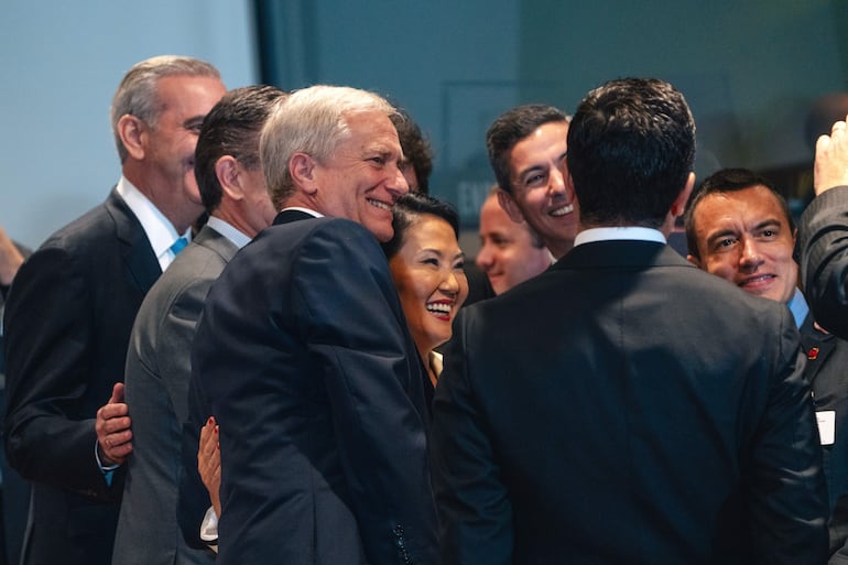  Fotografía cedida por la Presidencia de Chile de su mandatario José Antonio Kast (c-i), posando junto a su homóloga de Perú, Keiko Fujimori (c), su homólogo de Paraguay, Santiago Peña (2-d) y a su homólogo de Ecuador, Daniel Noboa (d), durante una reunión del Escudo de Las Américas este martes, en Nueva York (Estados Unidos). El Gobierno de Chile anunció su adhesión al 'Escudo de las Américas', una coalición internacional contra el crimen organizado promovida por Donald Trump que reúne a una quincena de Gobiernos de derecha en América Latina y el Caribe EFE/ Presidencia de Chile.