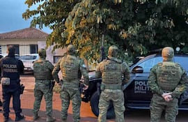 Agentes en uniformes de la Policía Militar y Policía Federal, durante uno de los allanaimentos.